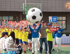 让所有学生走红毯C位亮相，上海这所中学办了场足球嘉年华