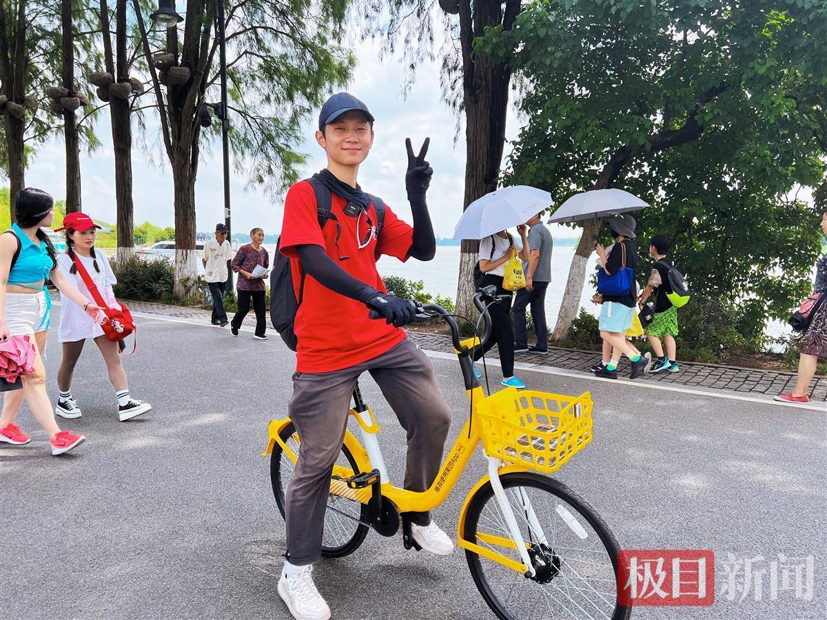 从重庆骑自行车去上海，18岁小伙想见NBA篮球偶像：趁年轻，多追梦