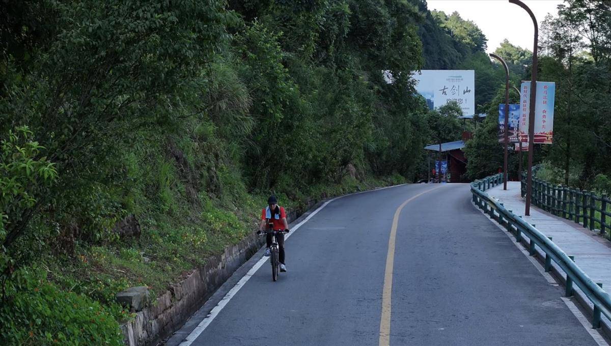 从重庆骑自行车去上海，18岁小伙想见NBA篮球偶像：趁年轻，多追梦