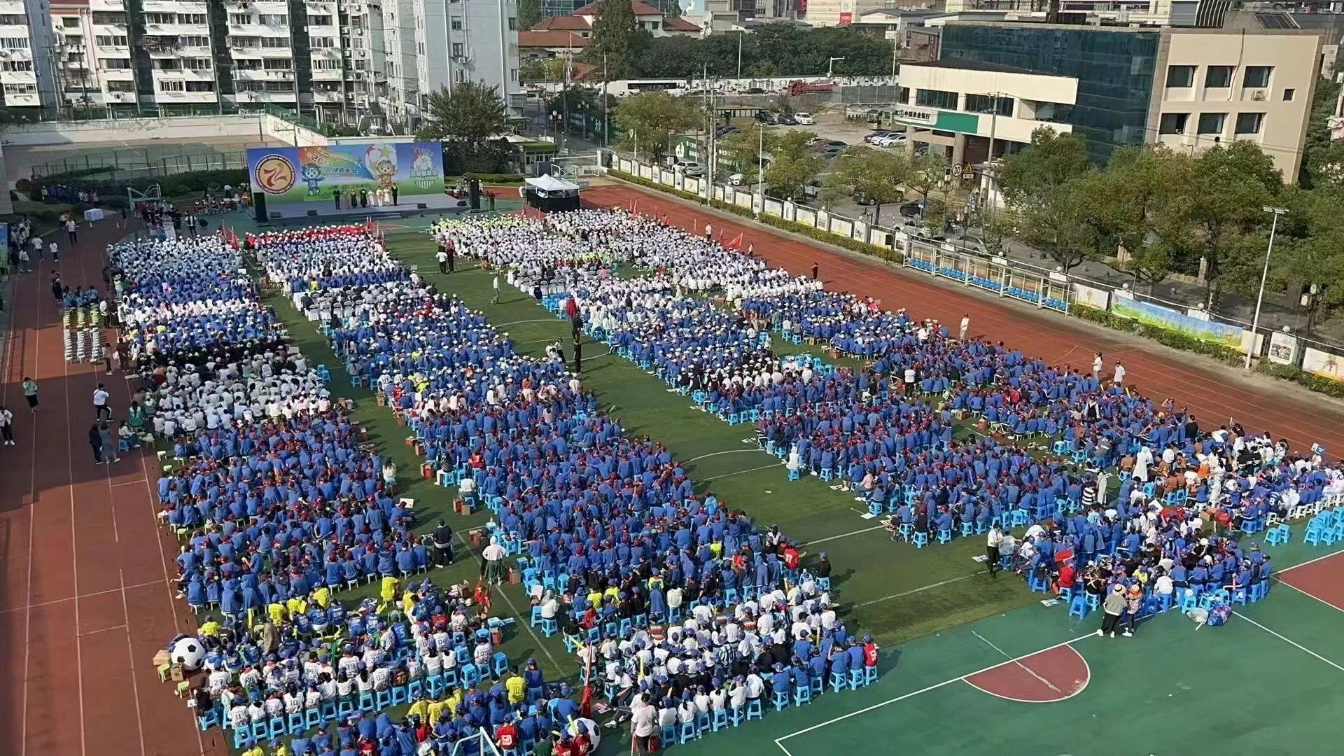 让所有学生走红毯C位亮相，上海这所中学办了场足球嘉年华