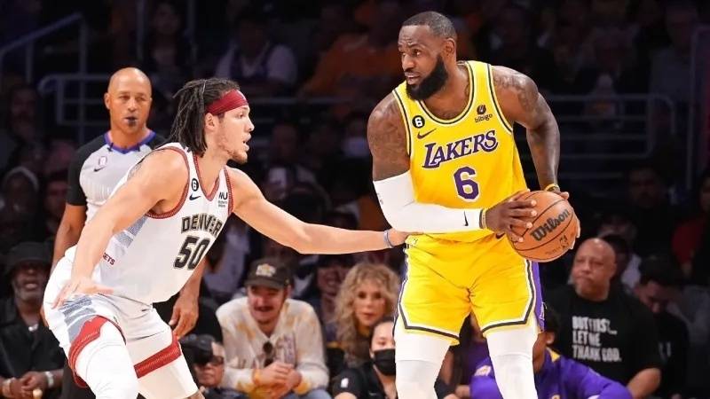 NBA晚报｜收入榜詹库杜前三 湖人首发确定 李凯尔妻子晒自拍照