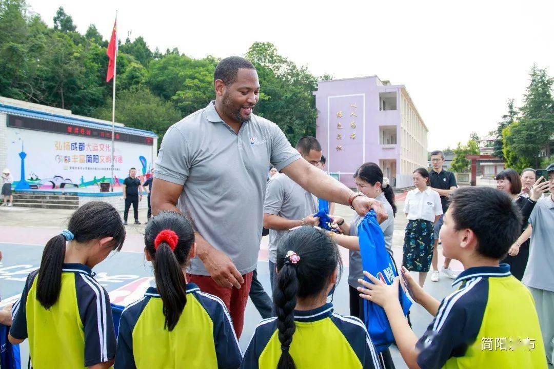 NBA传奇球星罗伯特·霍里来简阳啦