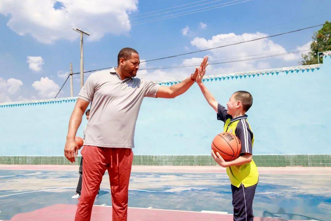 NBA传奇球星罗伯特·霍里来简阳啦