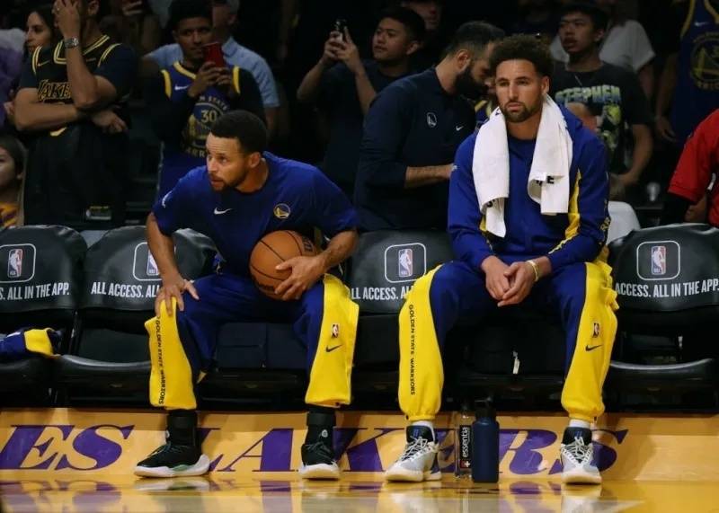 NBA热搜｜字母哥等4人续约 纳斯给哈登发短信 威少目标大三双