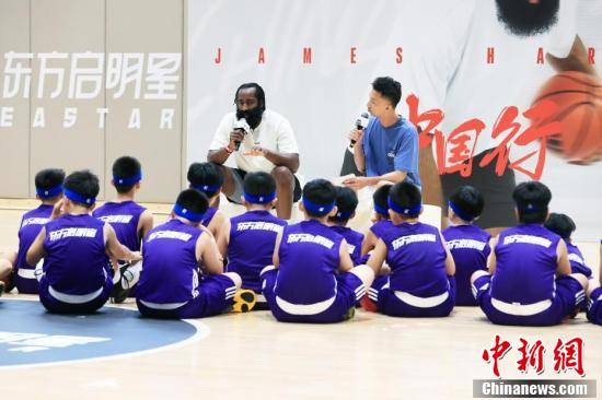 NBA队员詹姆斯?哈登在上海与小队员“切磋球技”