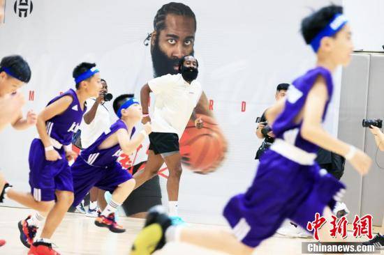 NBA队员詹姆斯?哈登在上海与小队员“切磋球技”