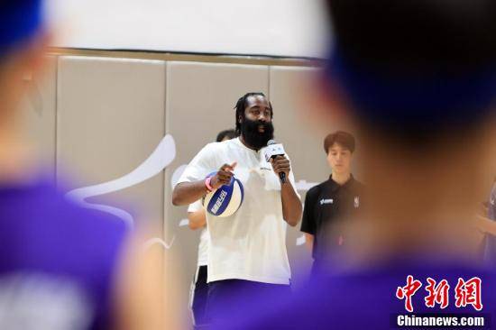 NBA队员詹姆斯?哈登在上海与小队员“切磋球技”