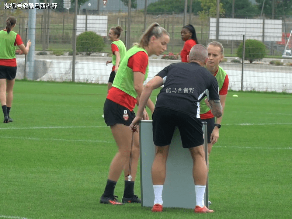 Ligue 1第戎女足的一堂训练课，发现语言是个障碍