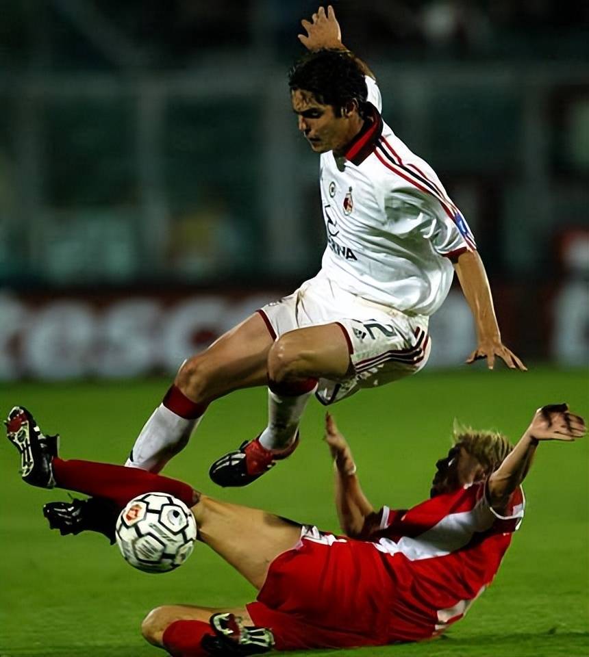 AC米兰史今天：2003年舍瓦双响+卡卡首秀！意大利甲级联赛（SERIE A）联赛联赛联赛联赛（SERIE A）联赛开门红直指冠军